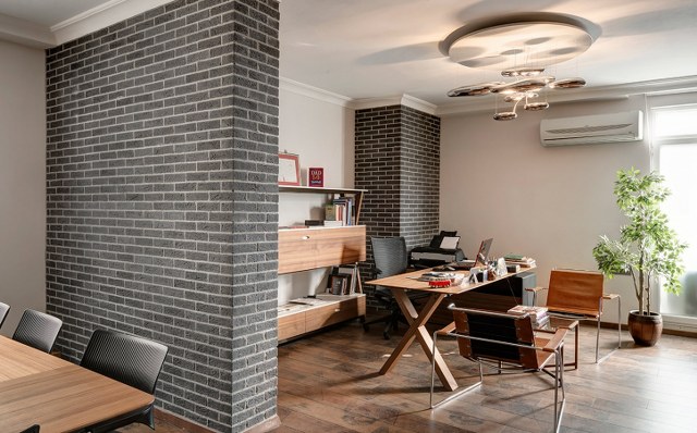 Ofis ve çalışma alanları için antrasit endüstriyel tuğla kaplama.