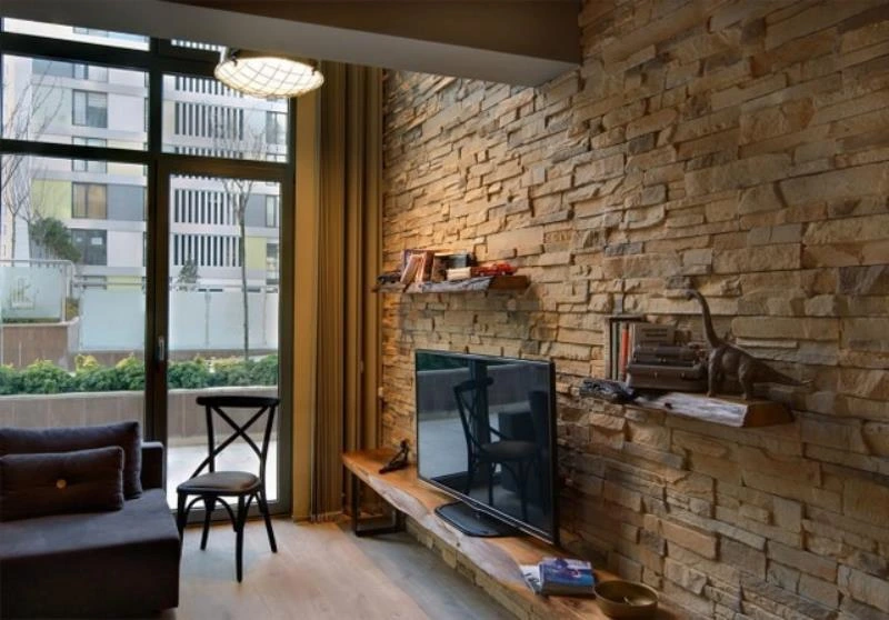 Küçük odaları geniş gösteren açık renk taş kaplama.