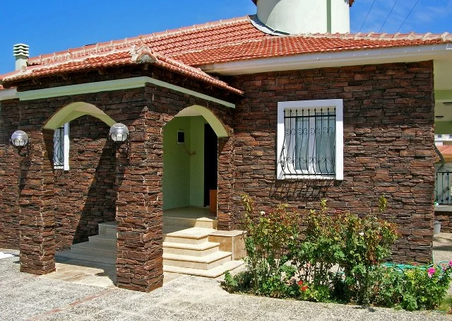 Veranda dekoratif taş duvar uygulaması