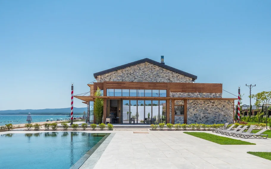 Villa dış mekan taş kaplama uygulaması