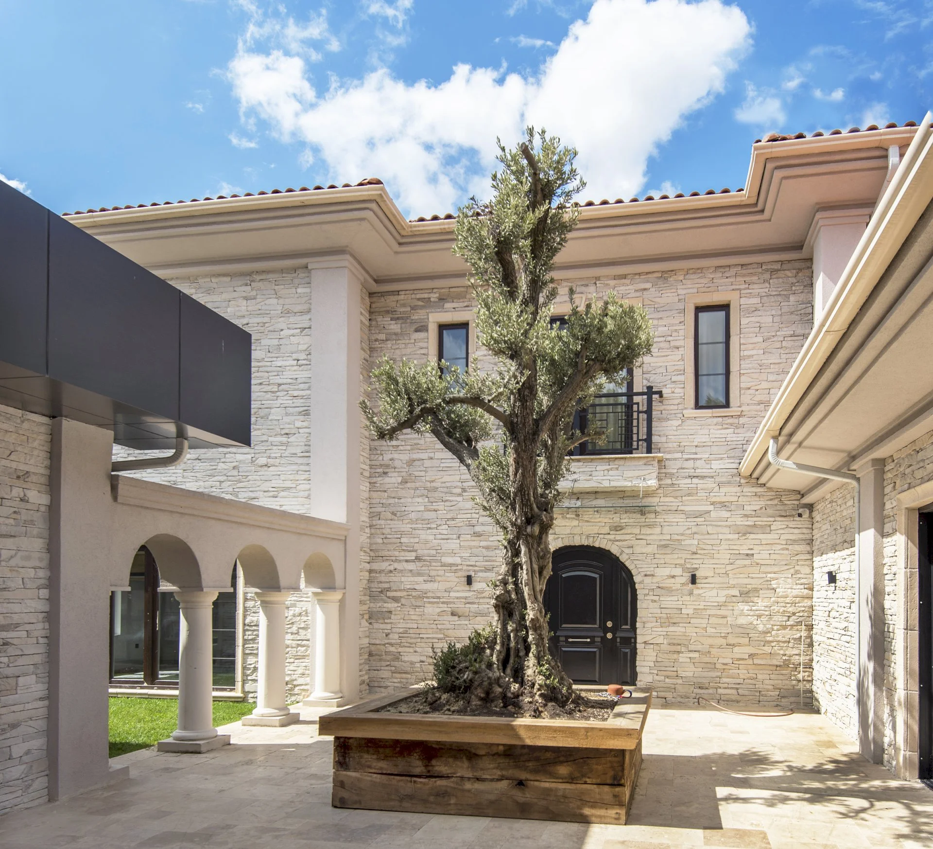 Dış mekânda kültür taşı kullanılan villa cephesi