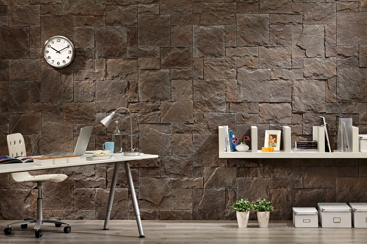 İç mekânda kültür taşı kullanılan salon duvarı