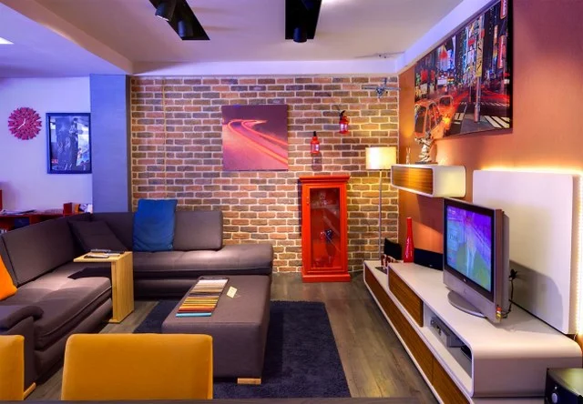 TV Arkası Taş Kaplama Renk Seçimi Renkli salonda TV arkası taş kaplama renk seçimi