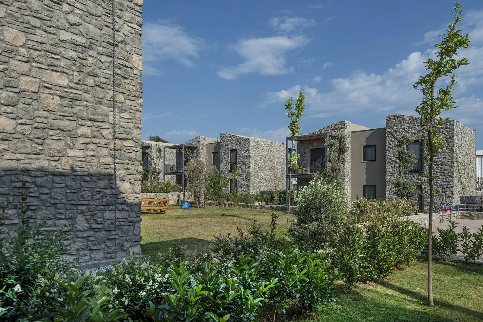 Bahçe içindeki villa grubunda katmanlı Rupe kültür taşı dış cephe uygulaması