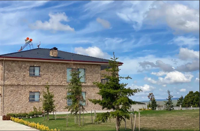 Doğal taşın asaletini yansıtan andezit ve kayrak taşı uygulamaları. Doğal andezit ve kayrak taşı duvar kaplama örneği