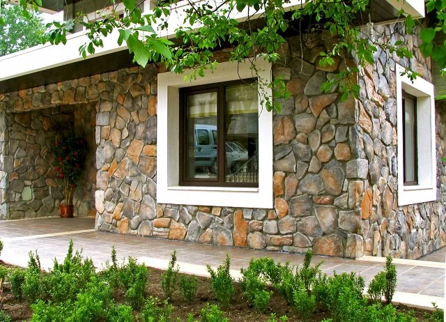 Zorlu hava koşullarına dirençli taşlar, cephenizi yıllarca korur. Kar ve yağmura dayanıklı dış mekan taş kaplama