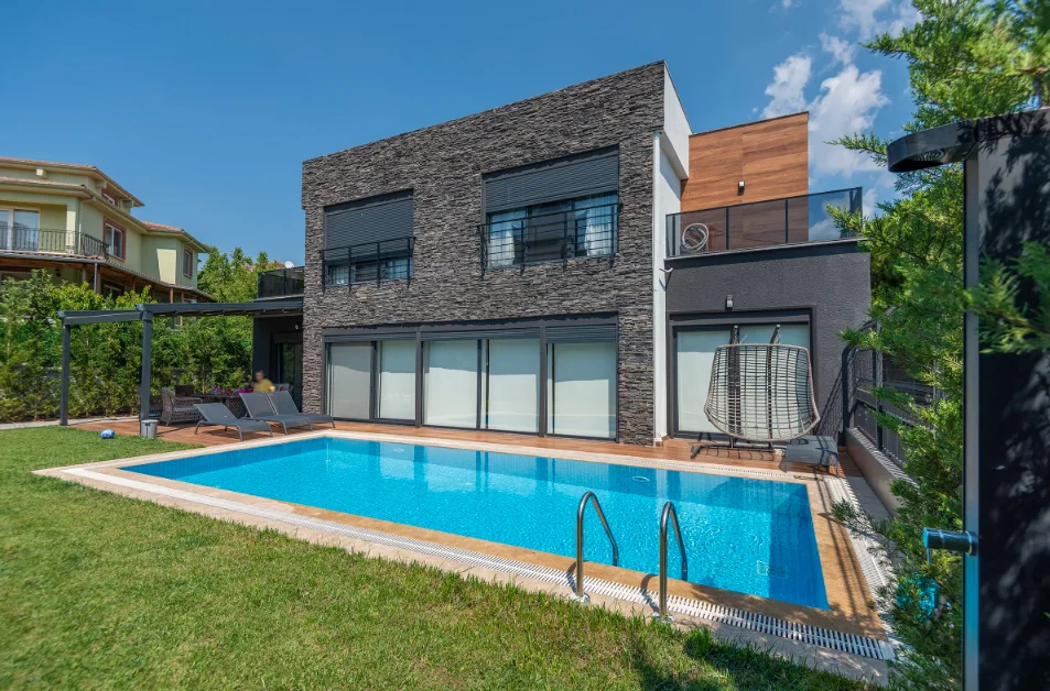 2026 trendi: Minimalist projeler için antrasit ve füme taşlar. Modern antrasit gri dış mekan taş kaplama trendi