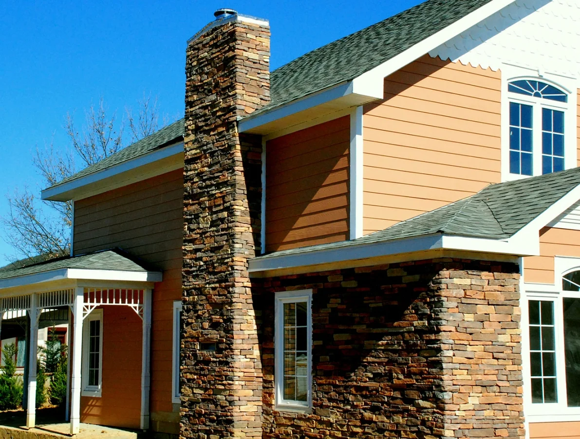 Müstakil konutlarda taş kaplama ile geleneksel ve lüks dokunuş. Müstakil ev dış cephe taş ve söve tasarımı