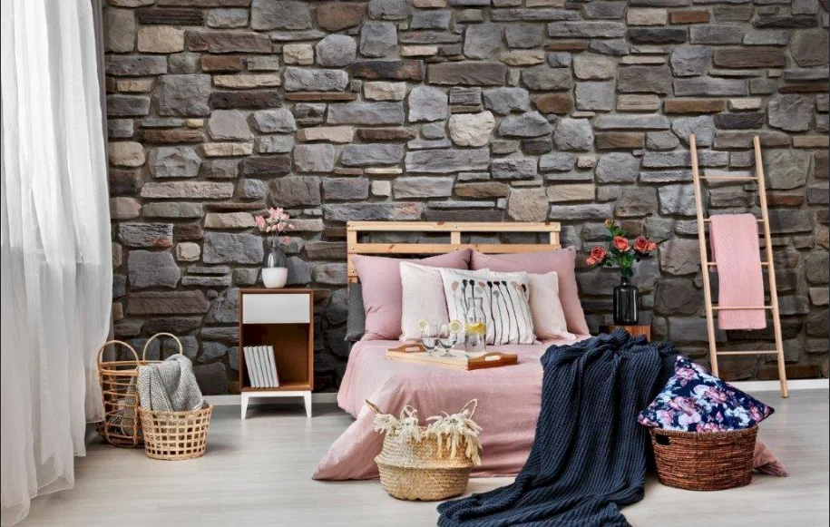 Kültür taşı, hafif yapısı sayesinde binalara yük bindirmeden estetik bir görünüm sağlar. hafif kültür taşı modelleri ve doğal doku detayları