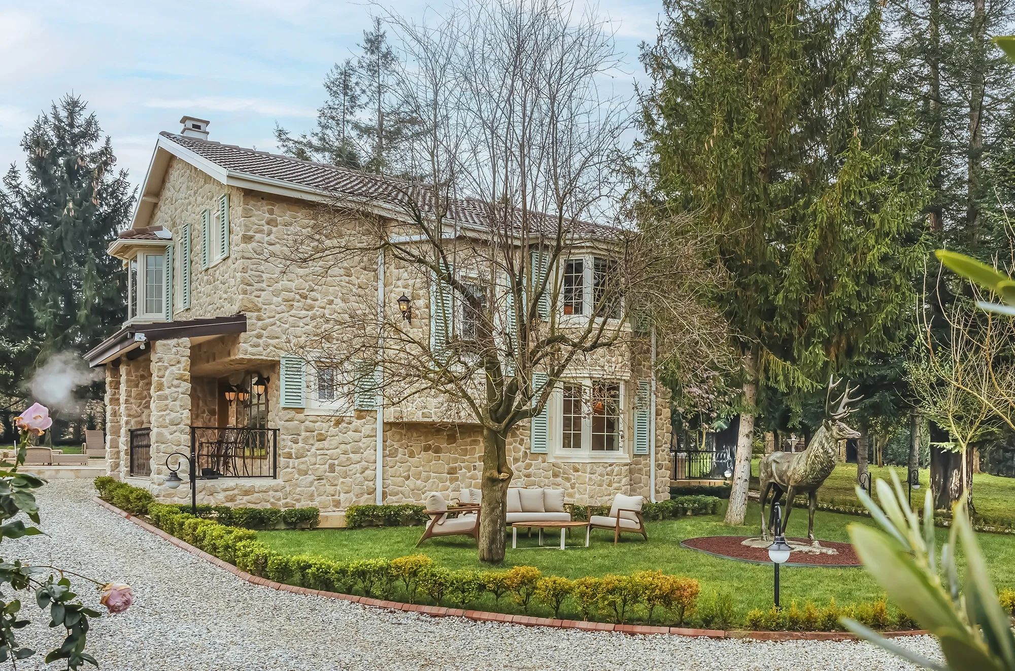 Atlas modeli kum tonlu kültür taşı villa duvarı uygulaması
