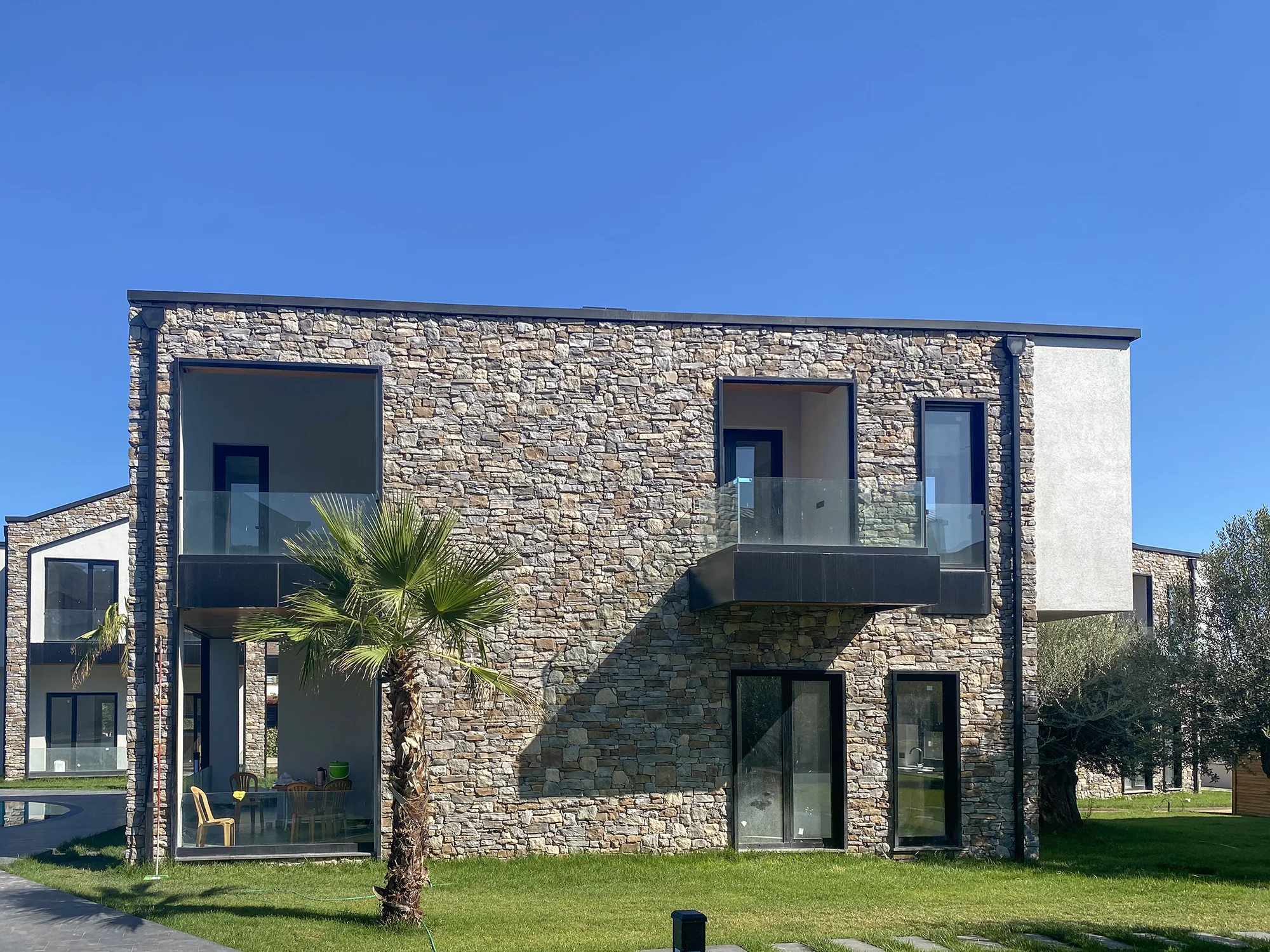 Landmark Grey Coffee kültür taşı apart otel dış cephe kaplaması