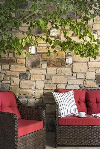 Masso kum, kahve ve kül tonlu taş kaplamalı bahçe duvarı