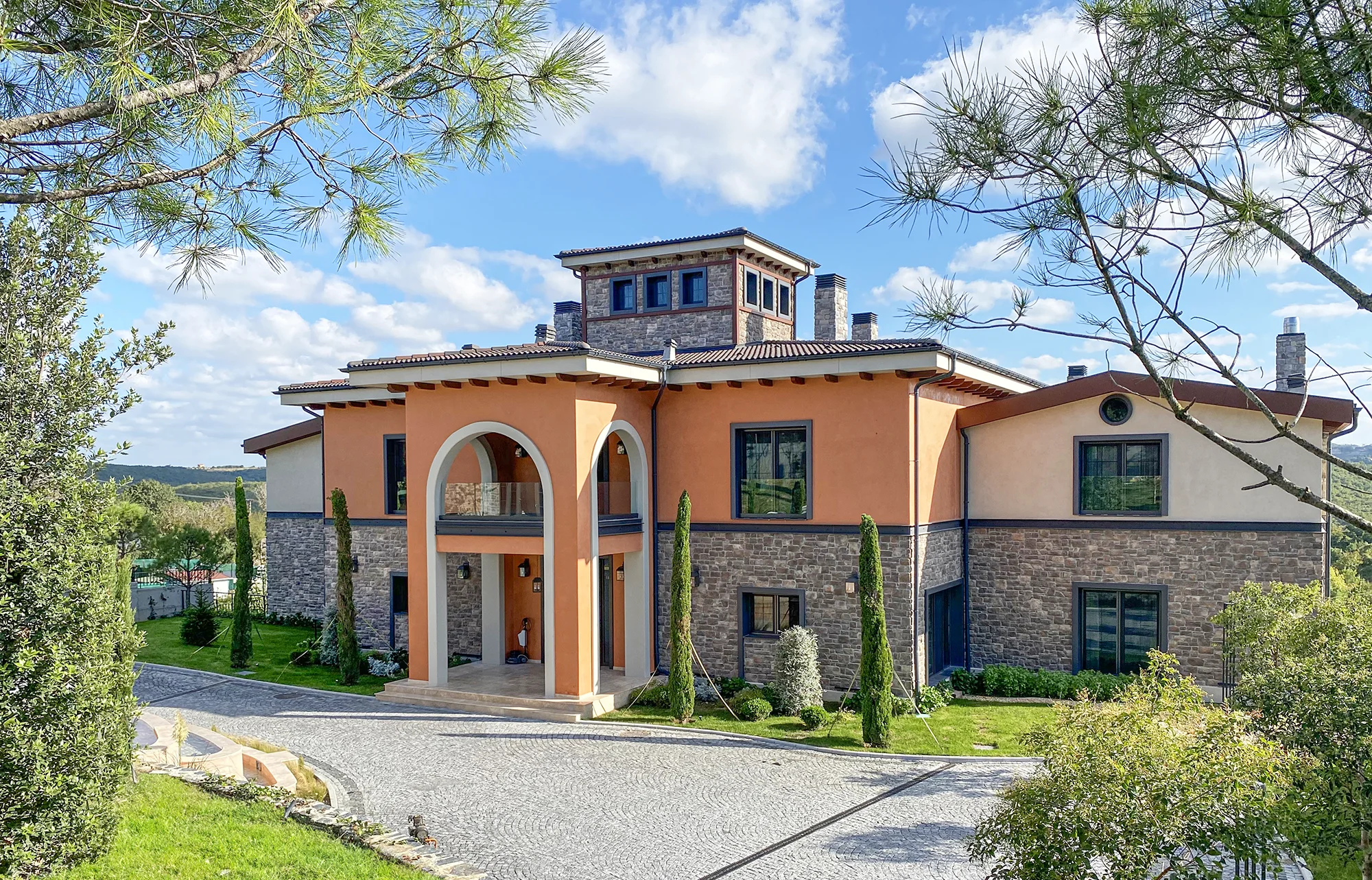 Masso kültür taşıyla kaplanmış dekoratif villa duvarı