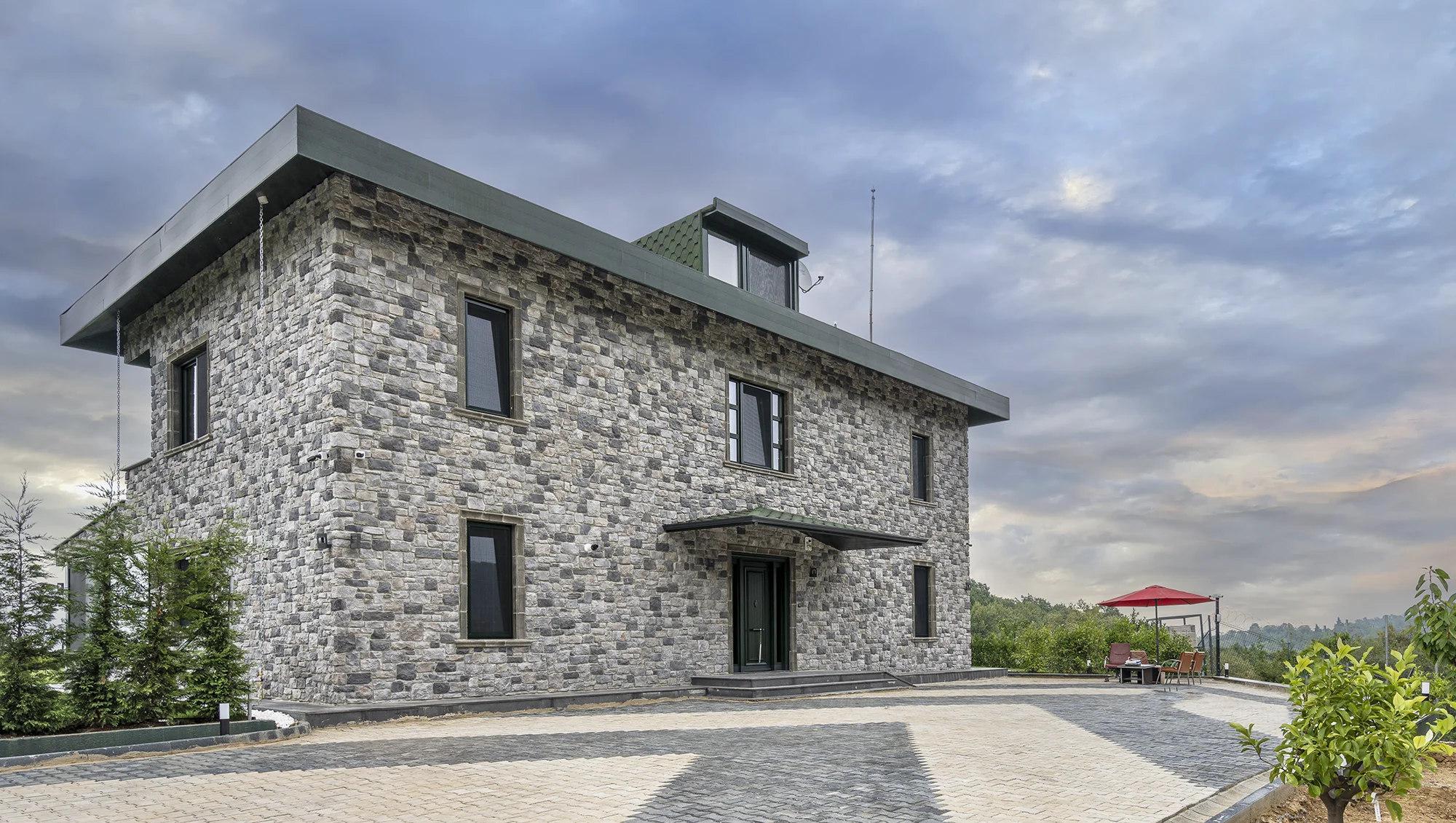 Masso kültür taşı uygulanmış villa dış cephe yüzeyi