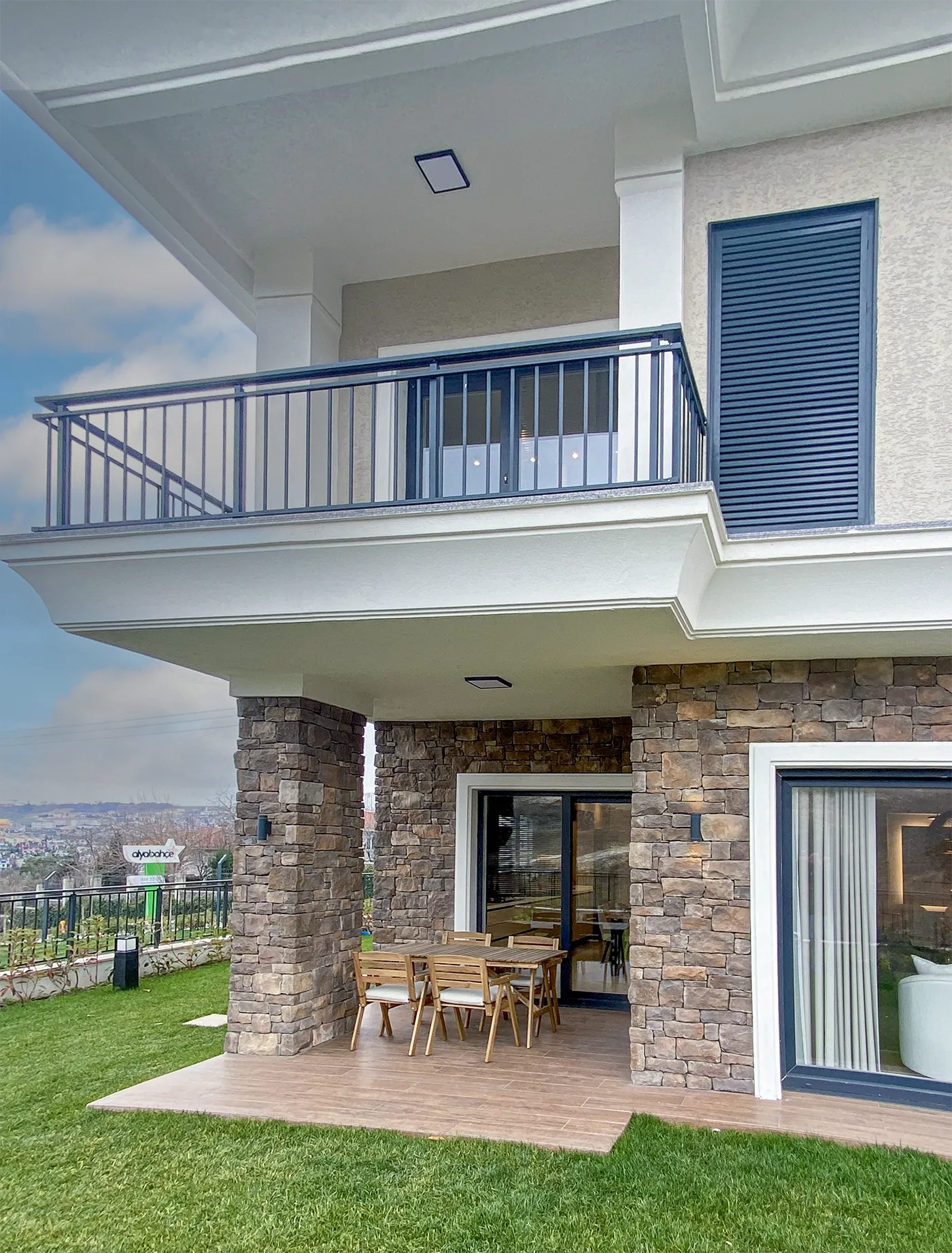 Masso kültür taşıyla kaplanmış modern villa dış cephesi