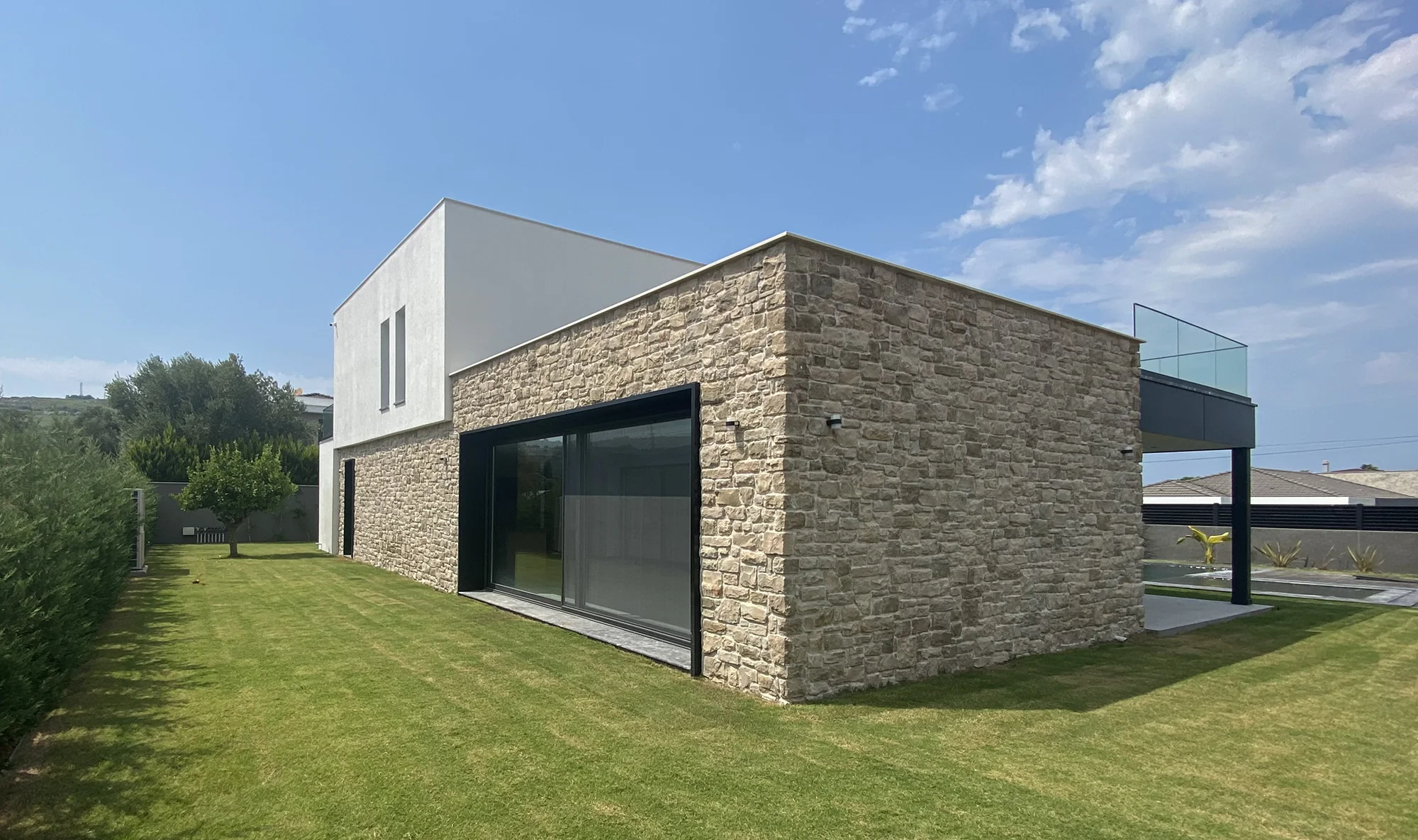 Masso kültür taşıyla kaplanmış dekoratif villa duvarı