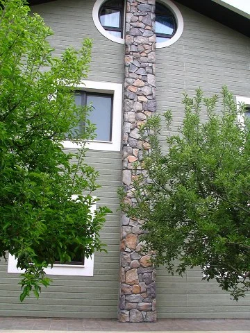 Matera Kahve ve Kül tonlarıyla kaplanmış dış mekân bacası