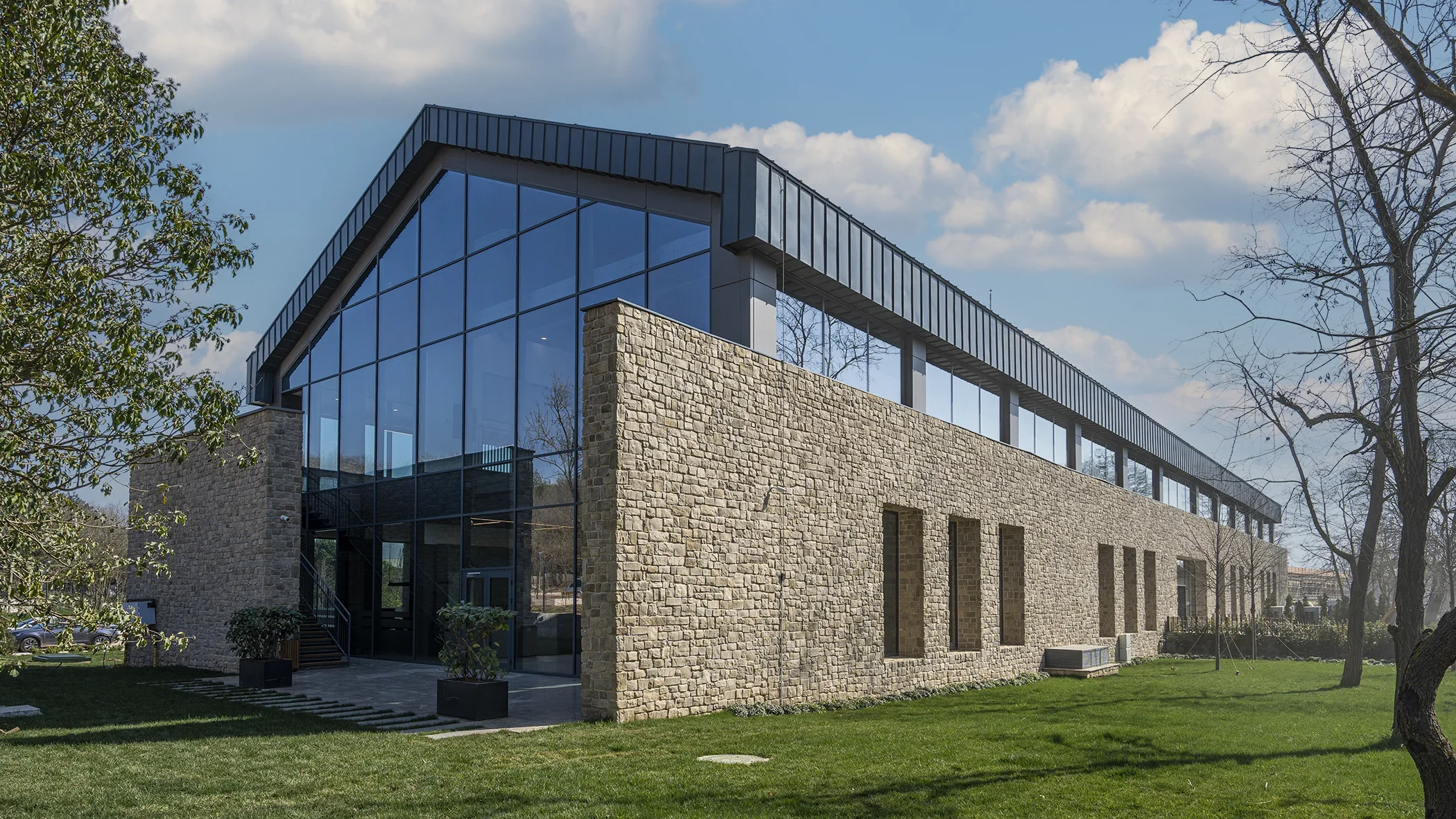 Fabrika cephesinde kum tonlu Tabula taş kaplama