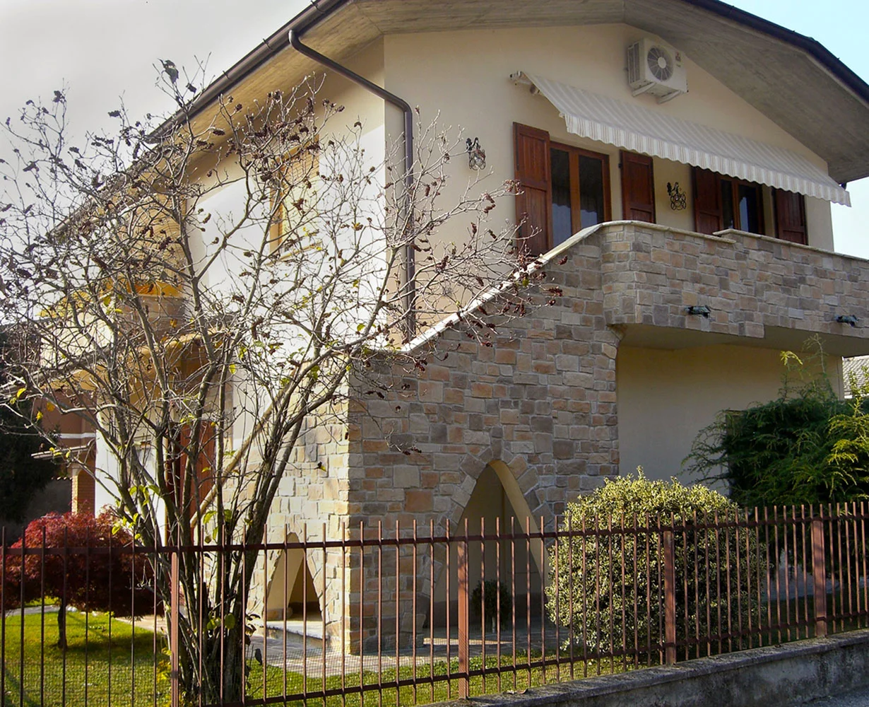 Villa cephesinde dekoratif Tabula duvar kaplaması