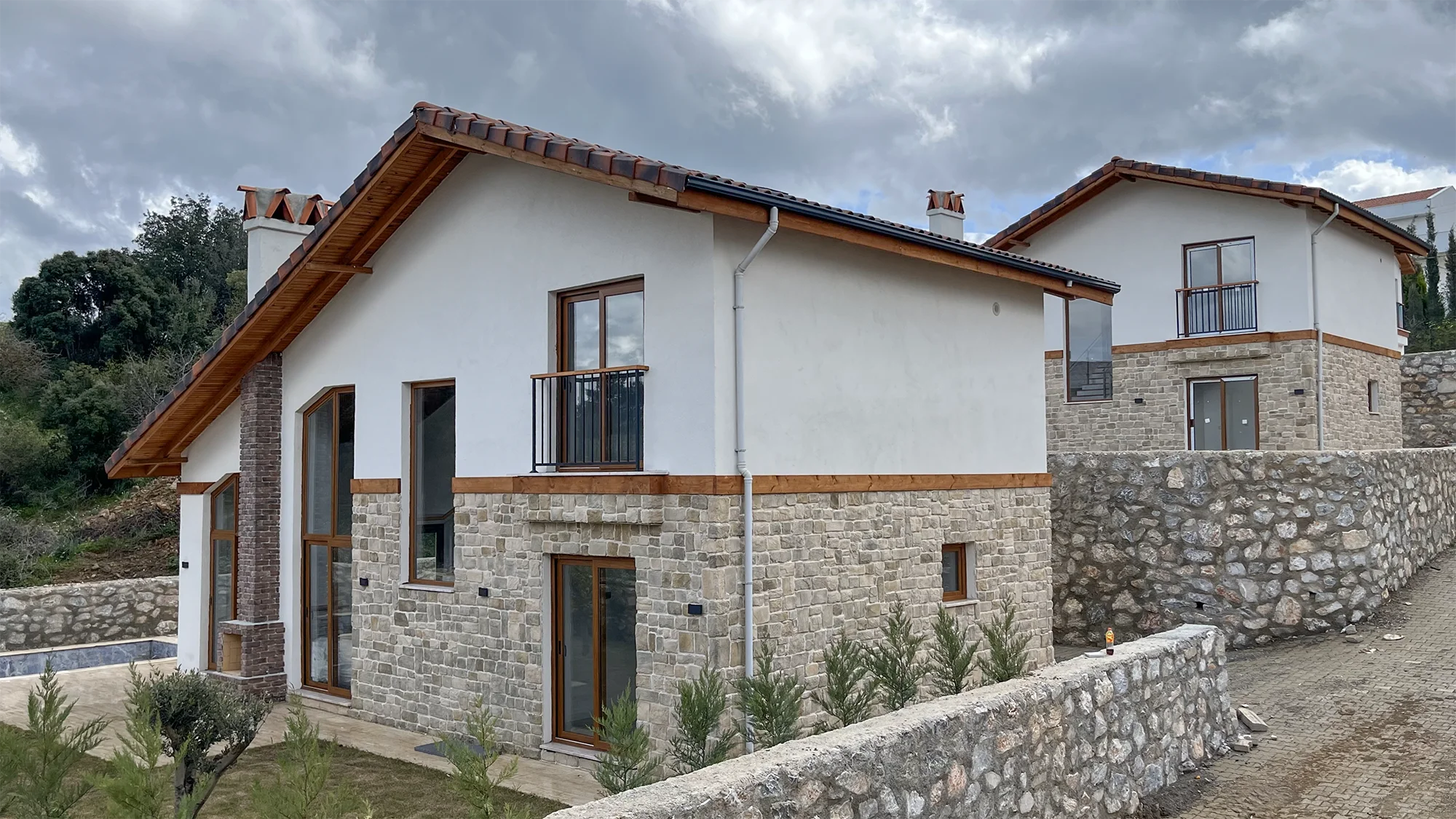 Villa duvarında Tabula kültür taşı dekorasyonu