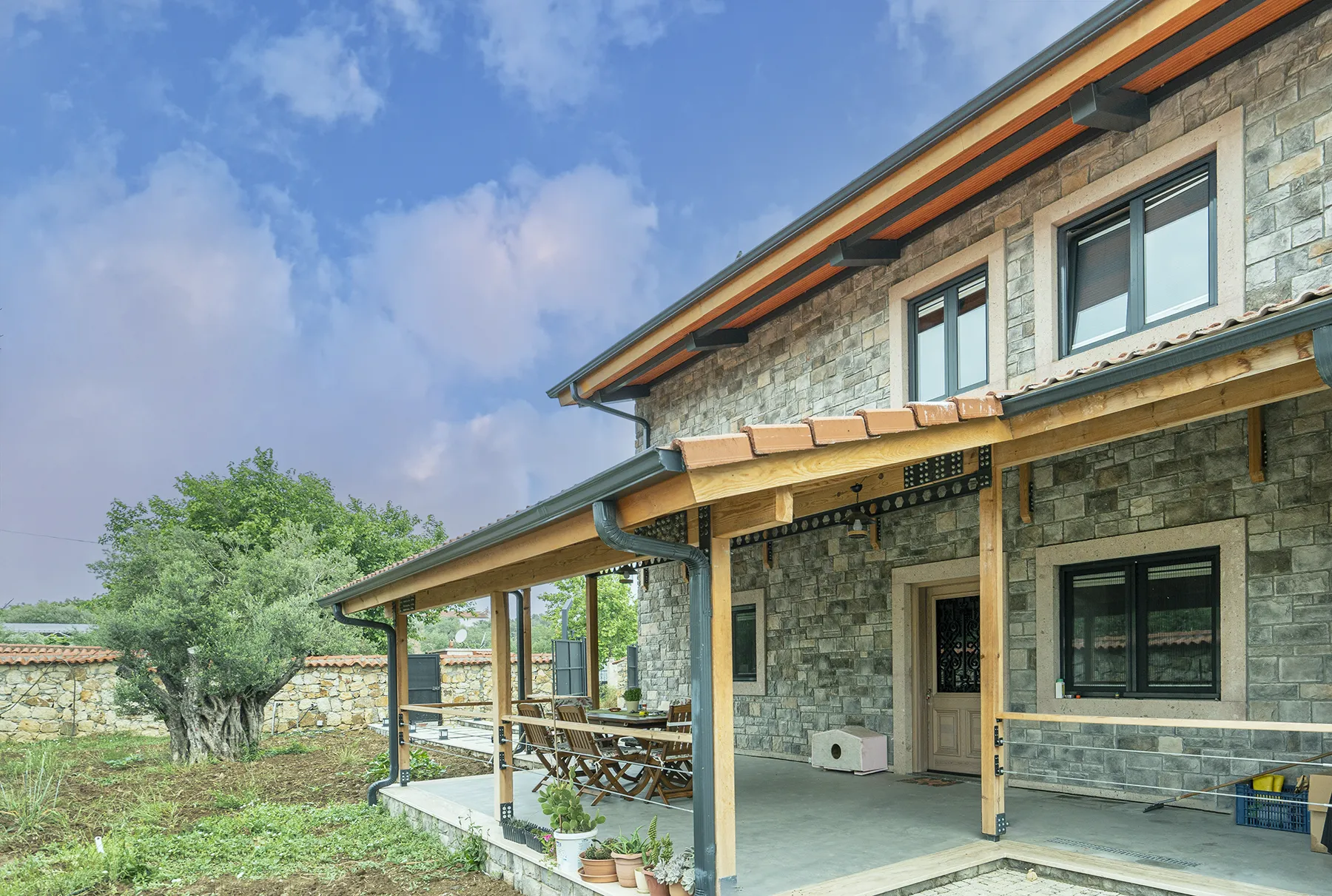 Tudor köy evi dekoratif taş kaplama