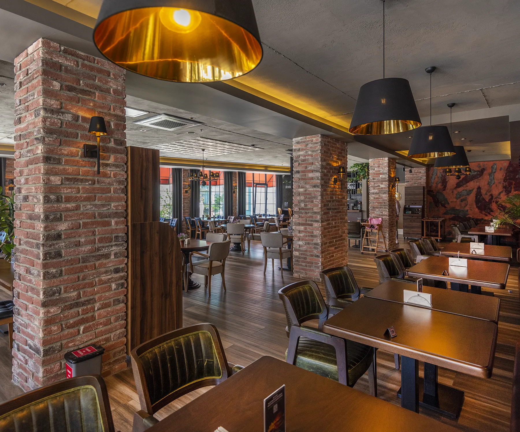Ferrara kültür tuğlası kafe örneği