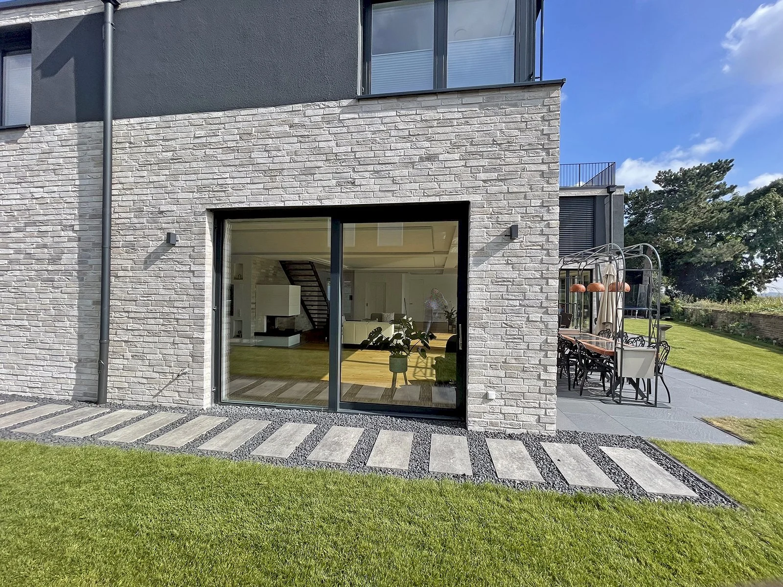 Loft kültür tuğlası villa cephesi örneği