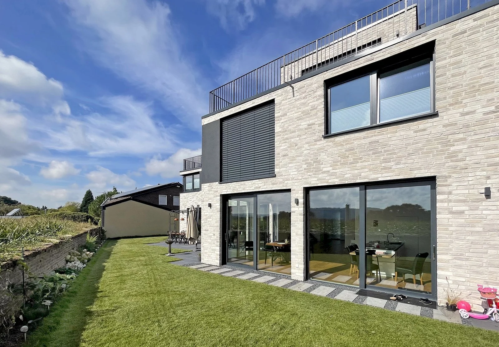 Loft kültür tuğlası villa cephesi örneği