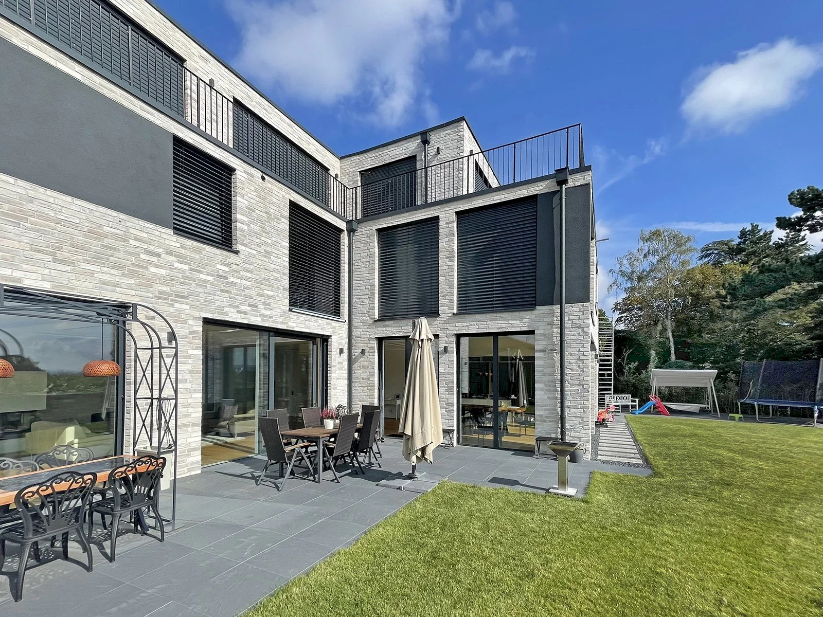 Loft kültür tuğlası villa cephesi örneği