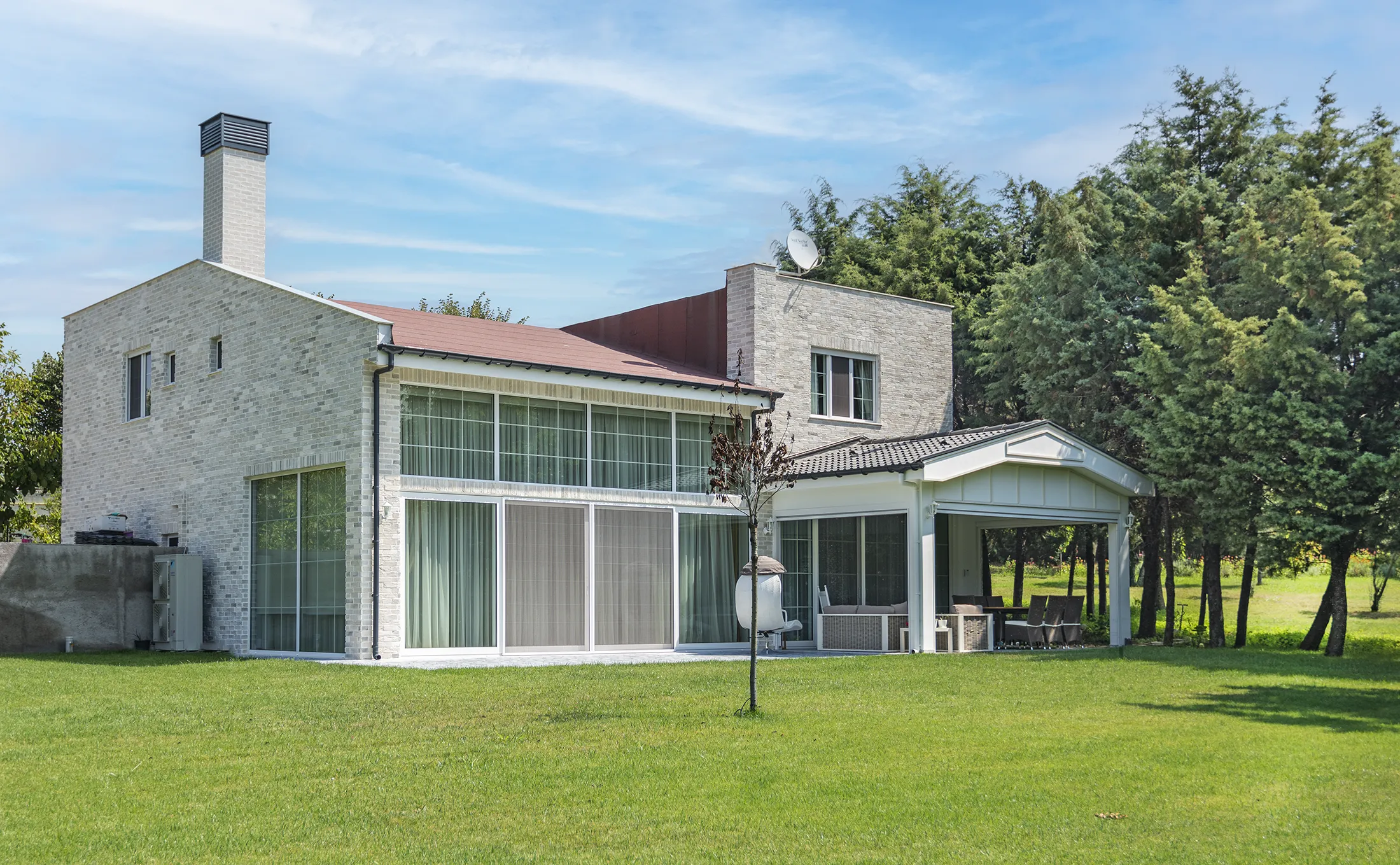 Loft kültür tuğlası villa cephesi örneği