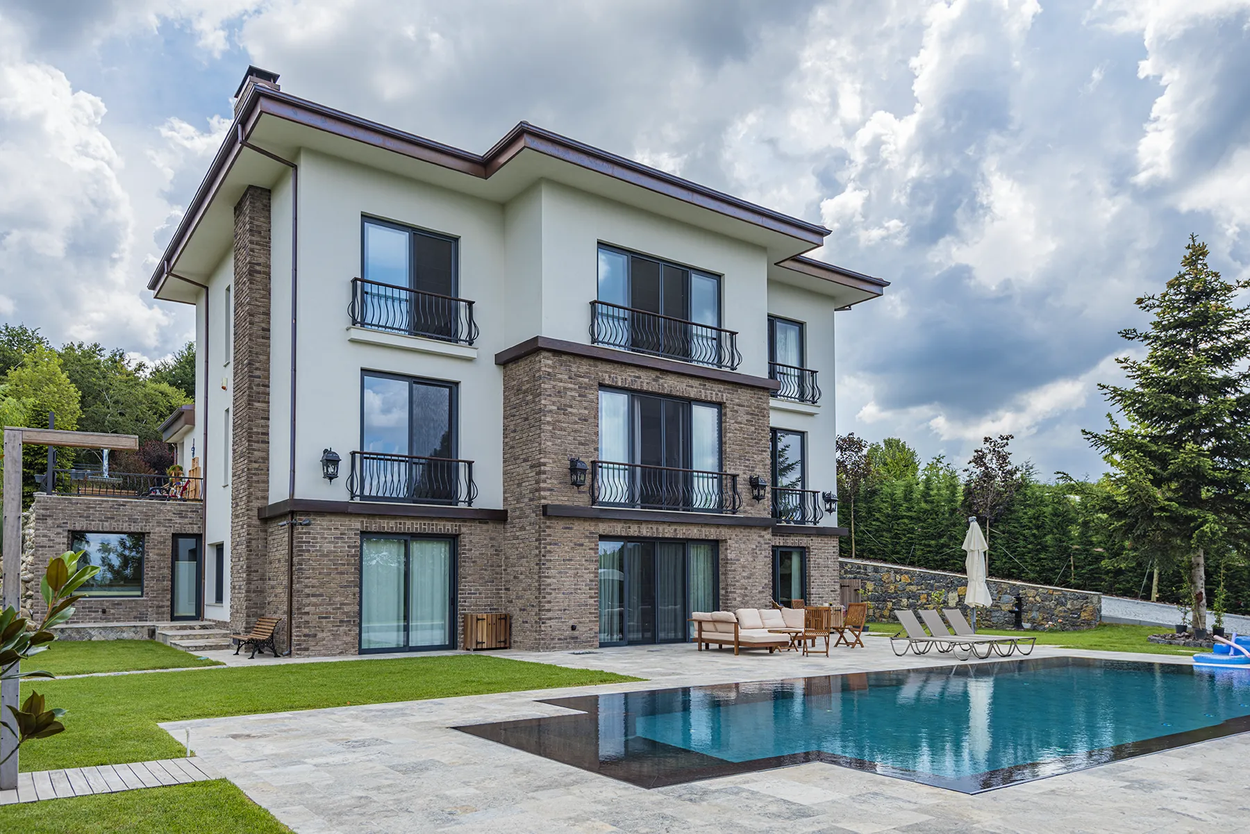 Loft kültür tuğlası villa cephesi örneği